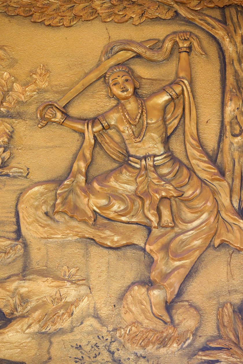蔡世龙的佛教塔。大彻大悟：佛祖用他的剑剪断自己的头发。然后他把王子的衣服换成乞丐的袍子。然后他开始寻求开悟 泰宁.越南 作者 不明
