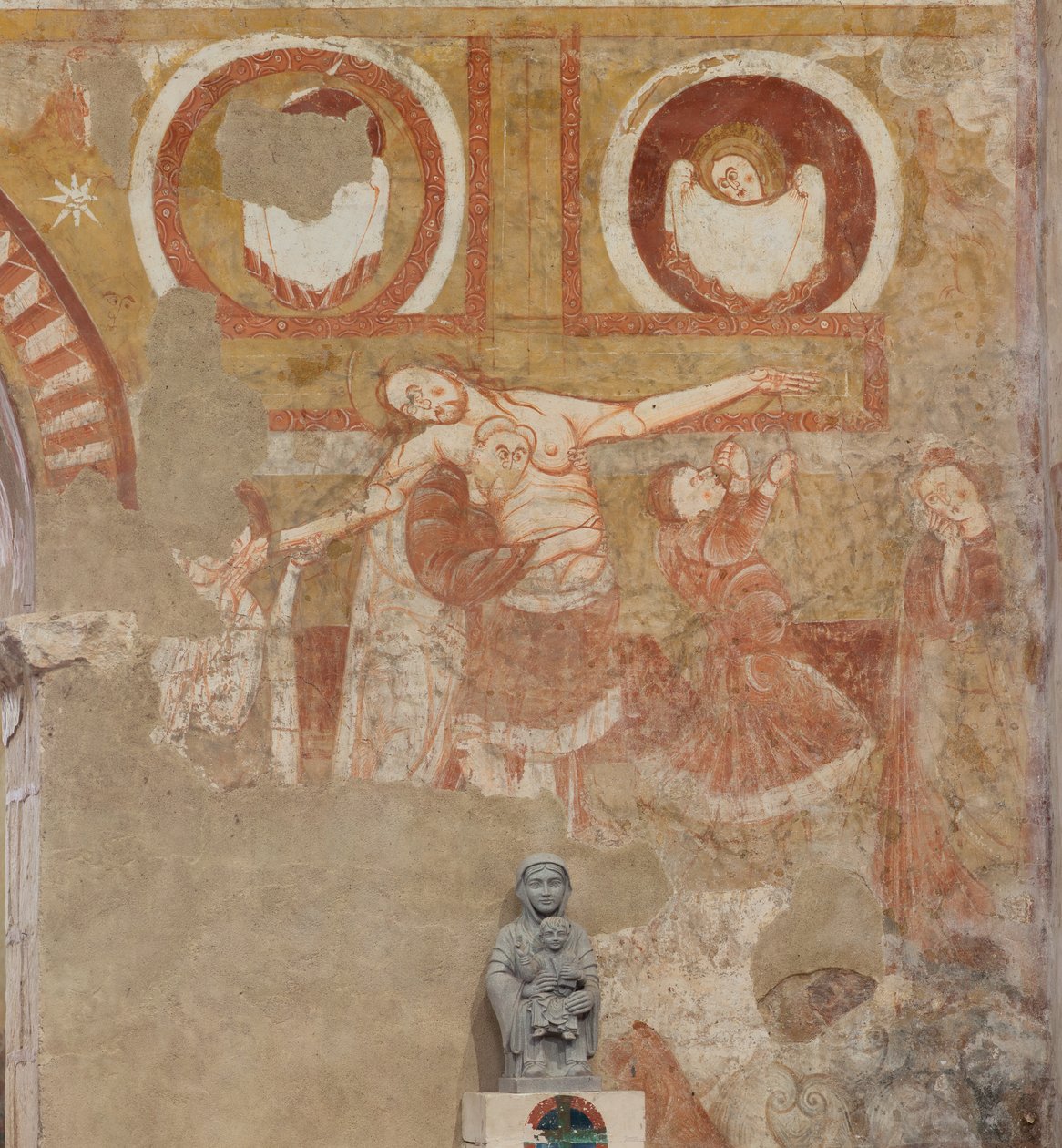 教堂（Église Saint-Martin）。 内部的。 壁画（壁画）。 中殿西墙。 细节。 十字架的下降。 12世纪。 作者 不明