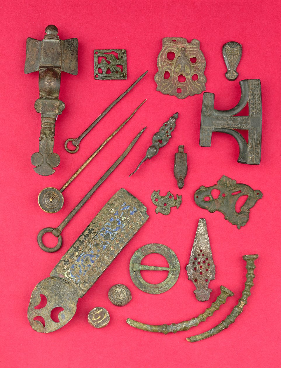 Collection of Anglo-Saxon, Viking and Celtic antiquities including Anglo-Saxon cruciform brooches and book cover mounts and Hiberno-Viking ring-headed pins, ranging from the 4th century BC to the 9th AD (bronze, bone, copper) 作者 不明