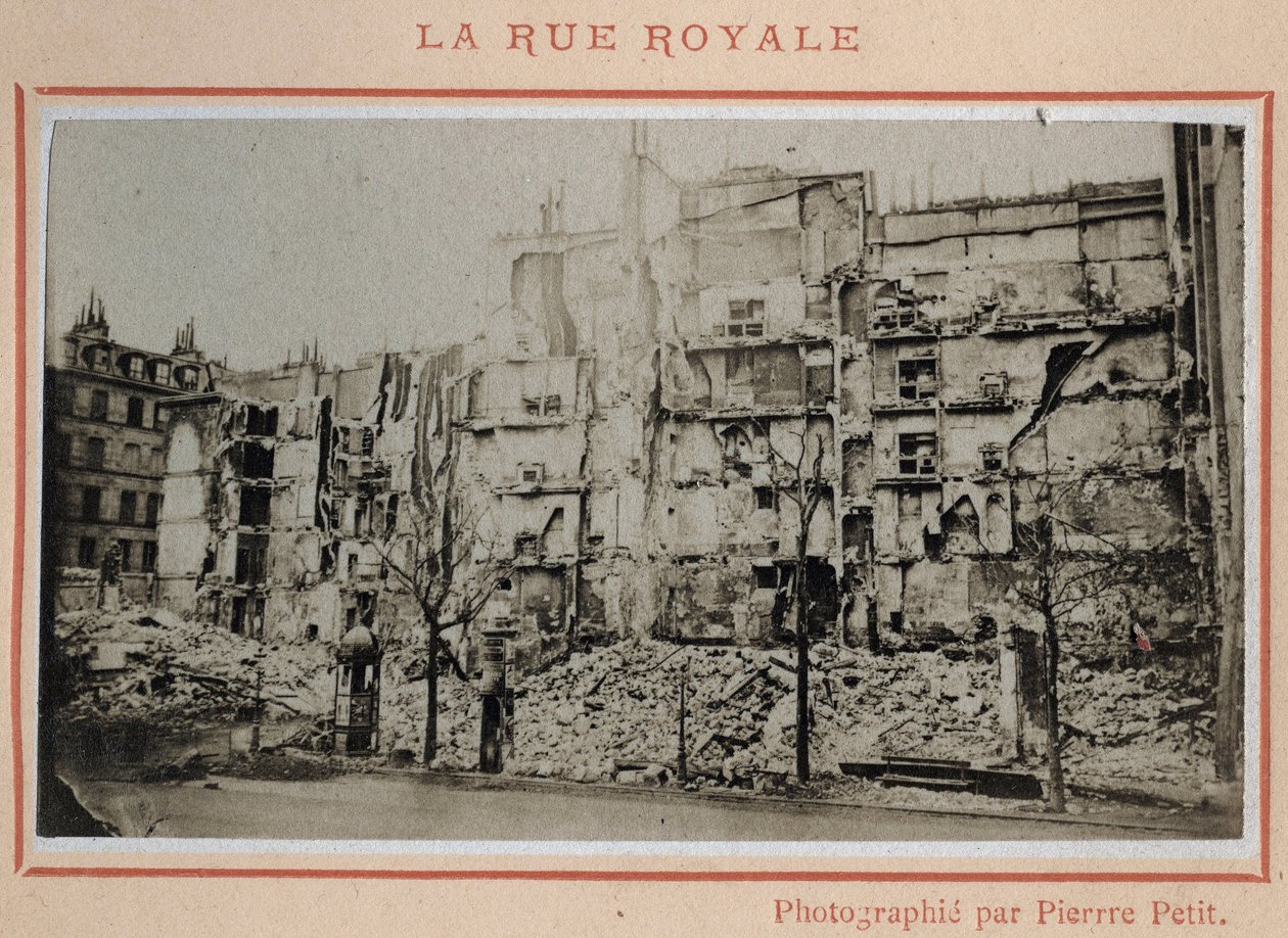 巴黎公社（1871 年）：1871 年 5 月在巴黎皇家街上看到的废墟。Pierre Pepetit 的照片。 打印在纸板上，昏暗。 9x5,4 厘米 作者 不明