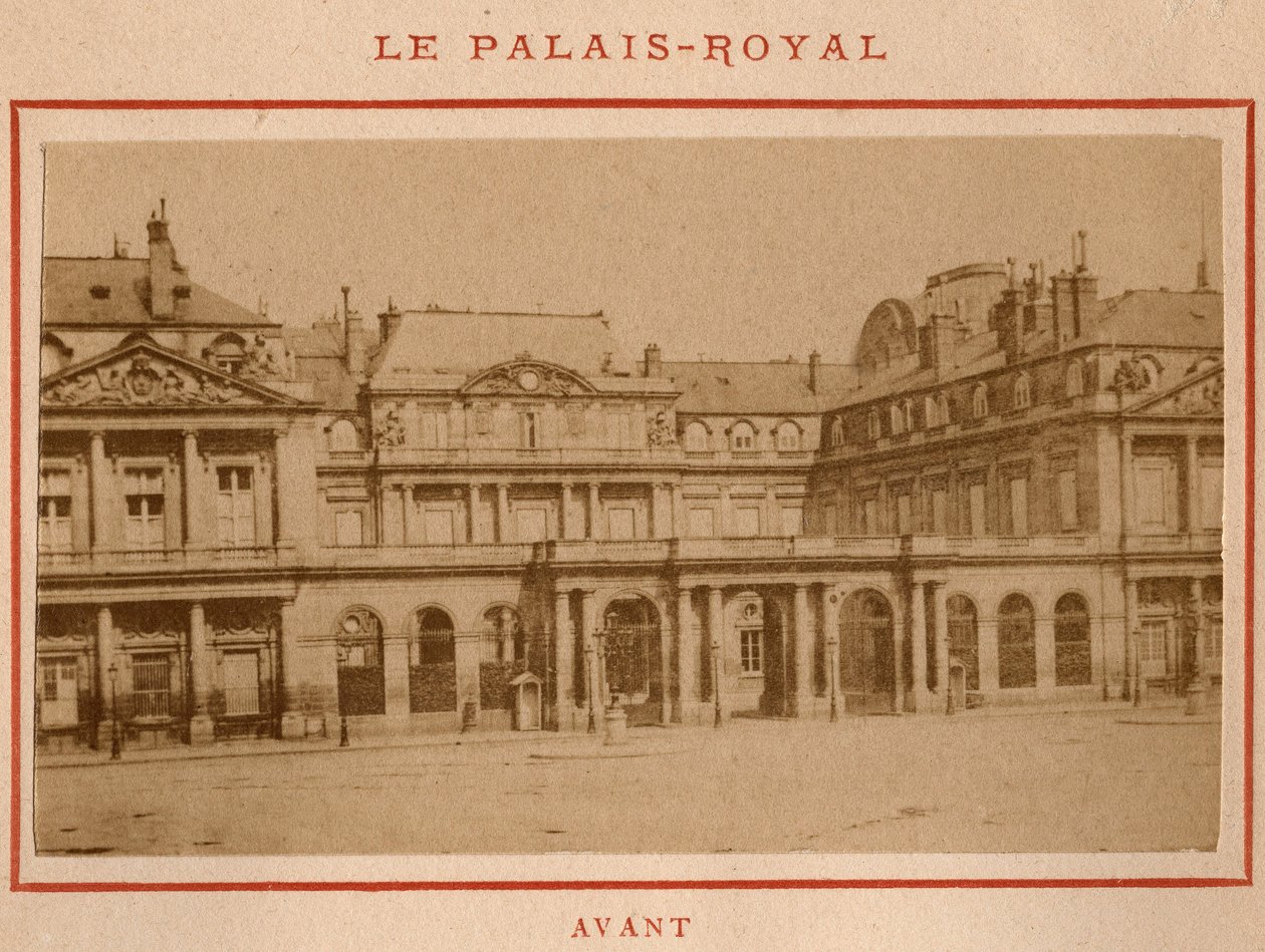 巴黎公社（1871 年）：1871 年 5 月火灾前巴黎皇家宫（Palais Royal）的景色。Pierre Pepetit 的照片。 打印在纸板上，昏暗。 9x5,4 厘米 作者 不明