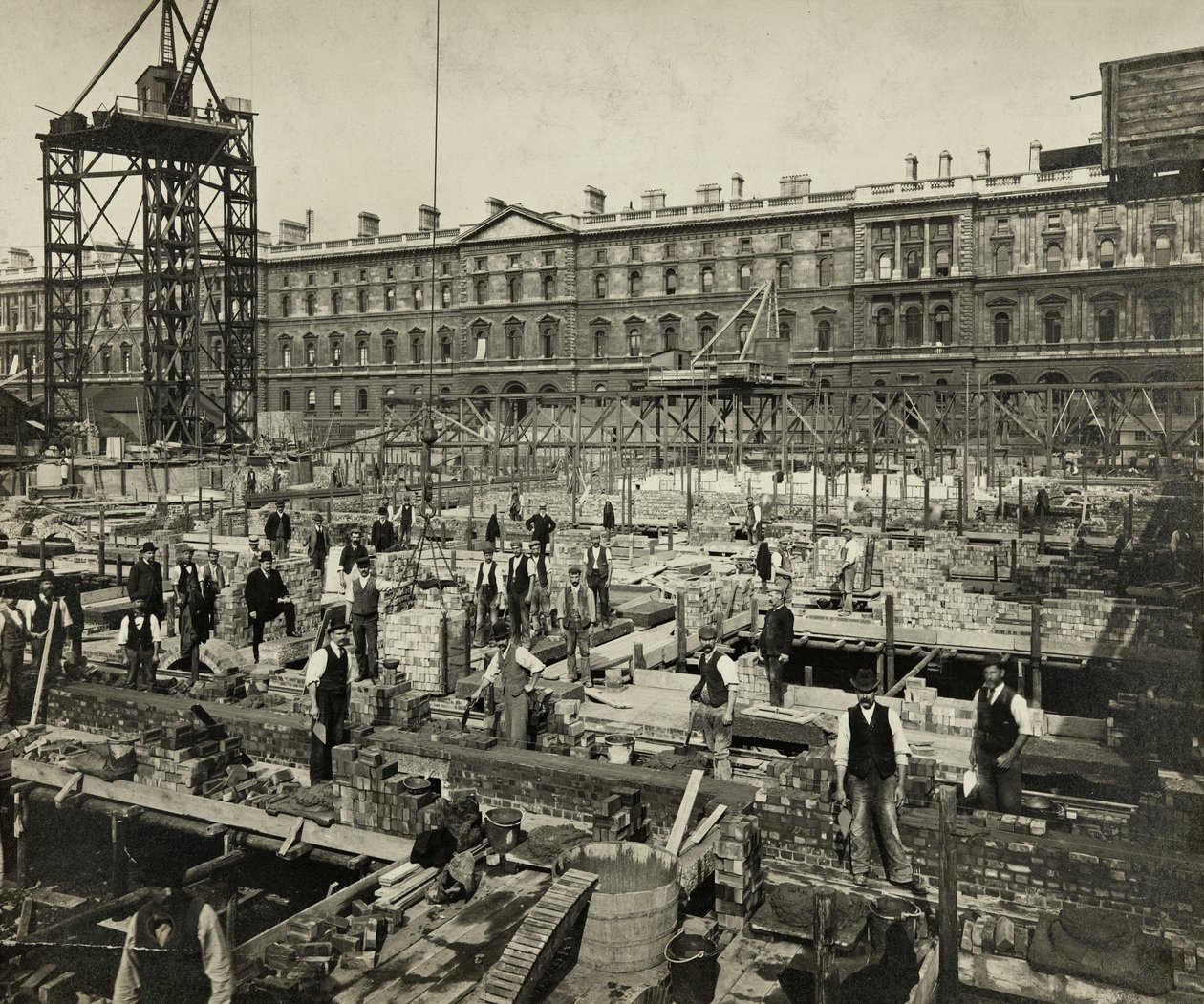 英国伦敦威斯敏斯特大乔治街新政府办公楼建设工程，1902 年 9 月 24 日（黑白照片） 作者 未知艺术家