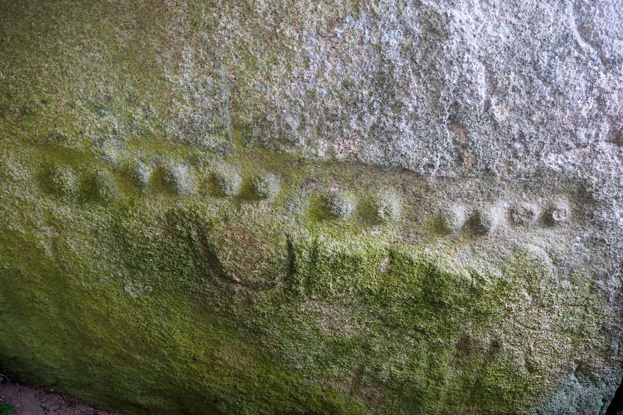 覆盖的 Kerguntuil 小巷，石墓内部，点刻细节。 大约 -2000 BC，Tregastel，Côtes-d