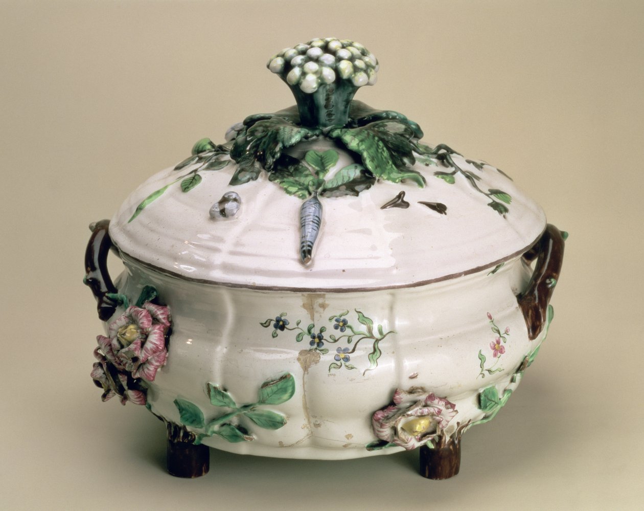 有盖的盖碗，装饰有应用的花卉和蔬菜装饰，由 Johan Ludwig Eberhard Ehrenreich（1722-1803 年），Marieberg，18 世纪后期（陶器） 作者 不明