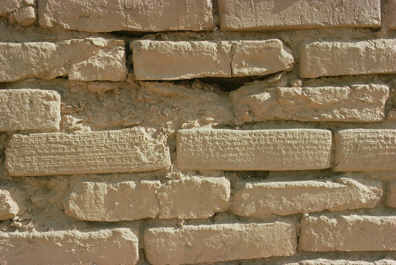 由埃兰国王 Untash-Gal（公元前 1265-46 年）建造的带有金字塔楔形文字铭文的砖块细节（照片） 作者 不明