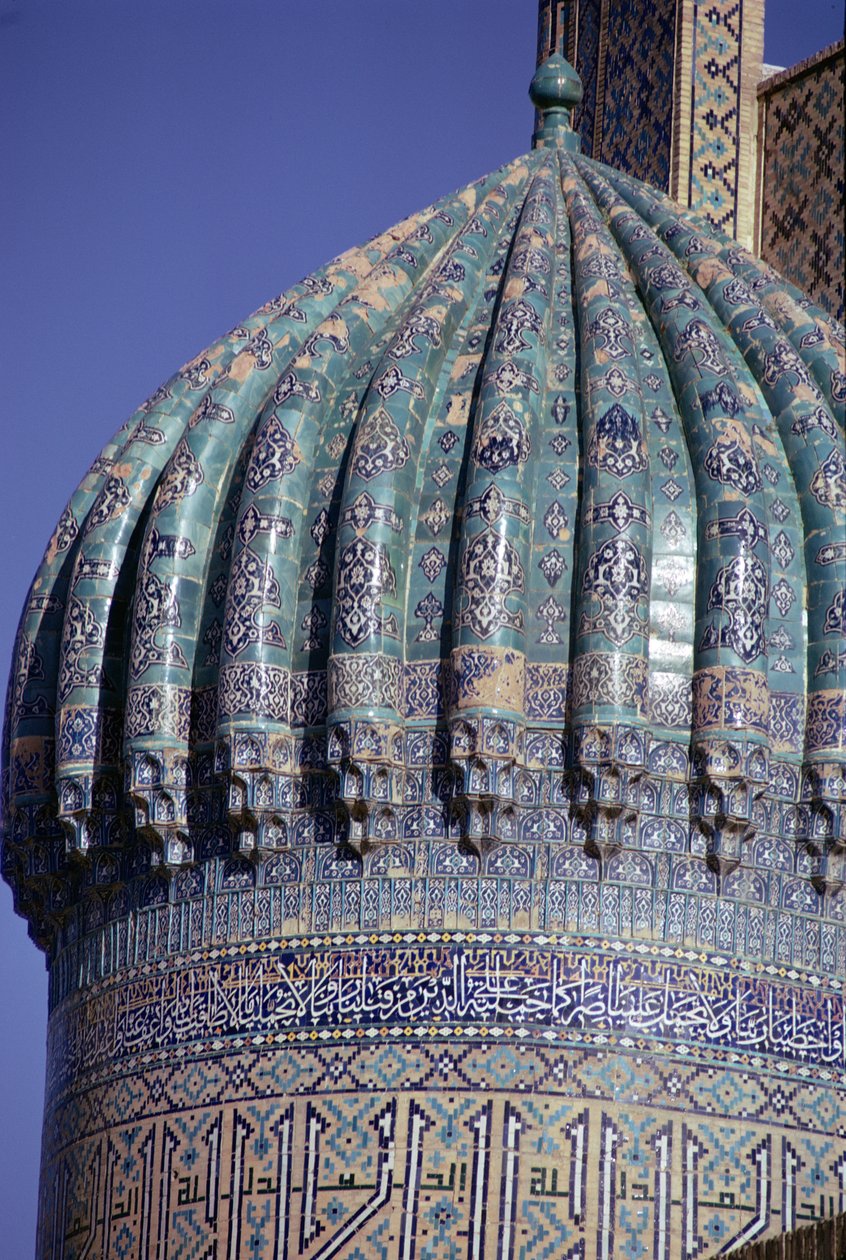 帖木儿时代，里吉斯坦广场，约 1619-35 年，Shirdar Madrasa 的瓷砖圆顶细节（照片） 作者 不明