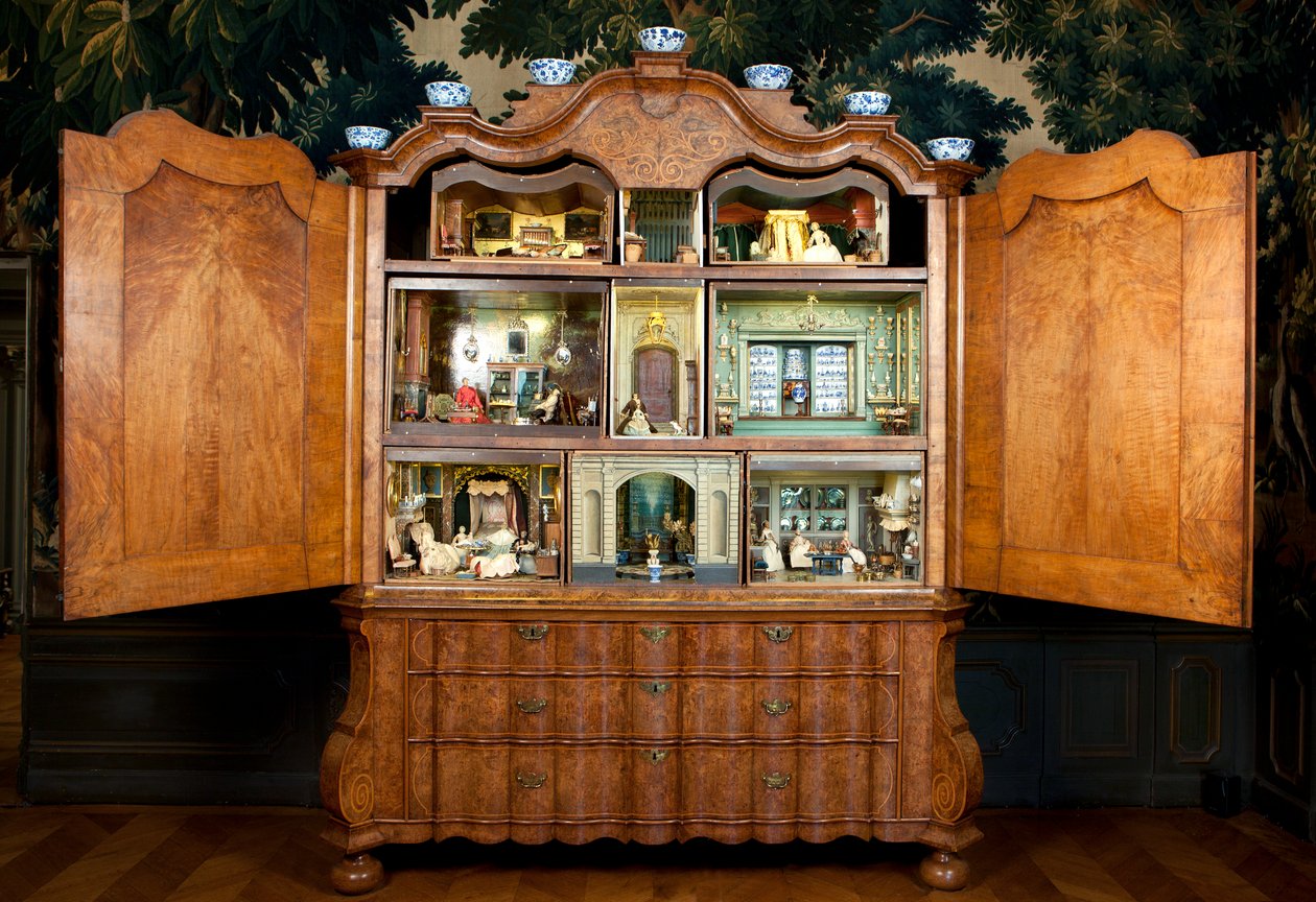 Sara Ploos van Amstel (d.1760) 1743年制作的娃娃屋柜子（橡木上的胡桃木饰面）。 作者 不明