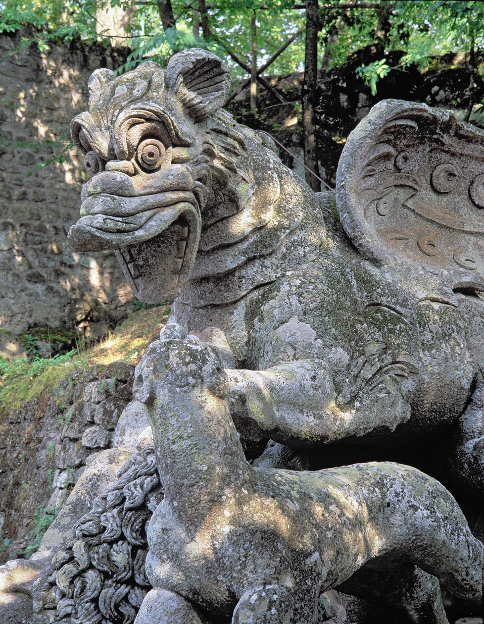 龙攻击狮子，细节，来自奥西尼公爵在1550-63年间根据贾科莫-巴罗兹-达-维尼奥拉（1507-73）的设计而建造的莫斯特里公园（怪物公园）的雕塑（图片）（也见98890-92）。 作者 不明