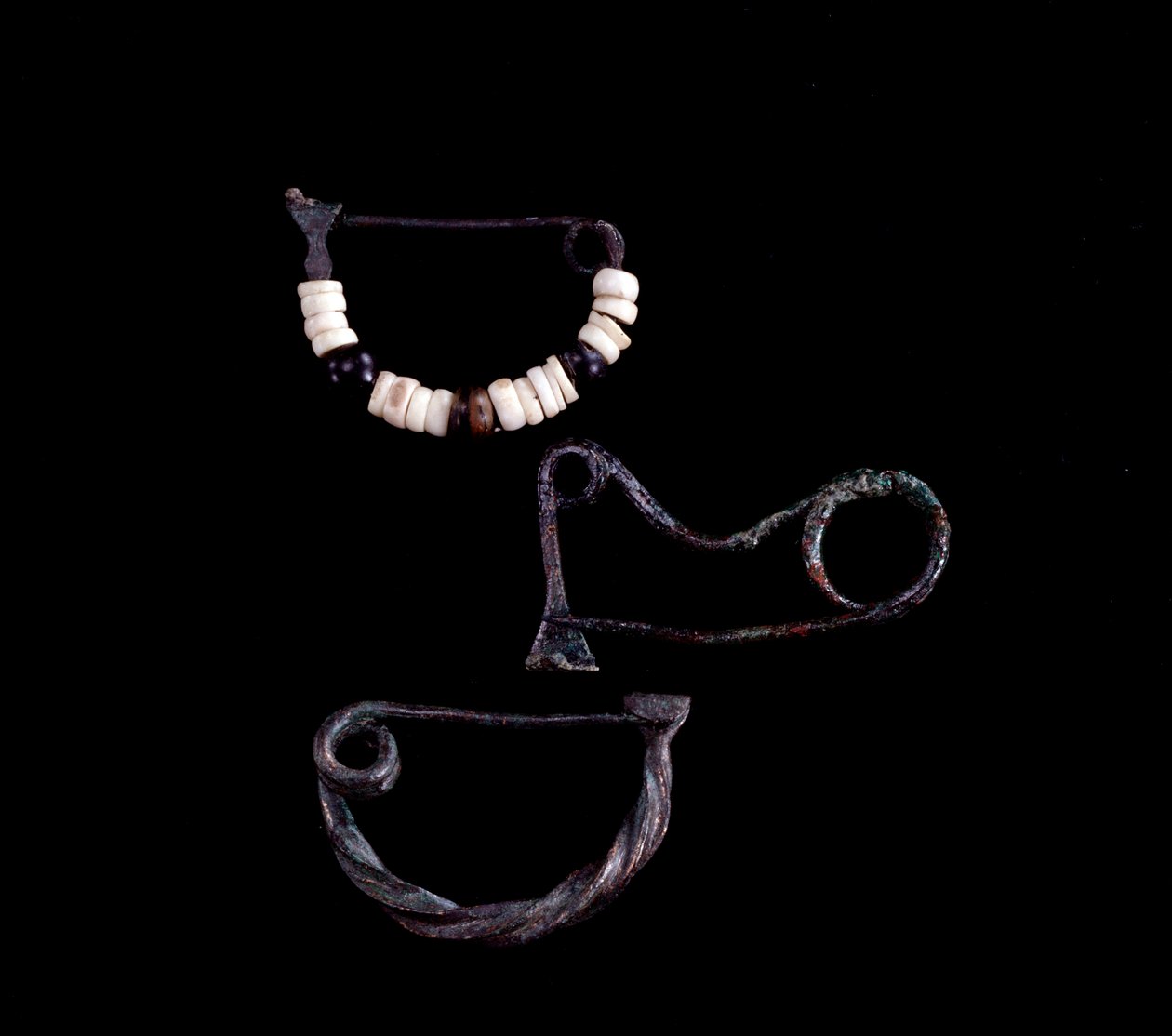 伊特鲁里亚艺术：从Poggio Selciatello，Pian della Regina，塔尔奎尼亚（Tarquinia）的Poggio Selciatello墓中提取的三种青铜纤维-公元前9世纪-昏暗的3.8厘米，3.3厘米和3.5厘米- 作者 不明