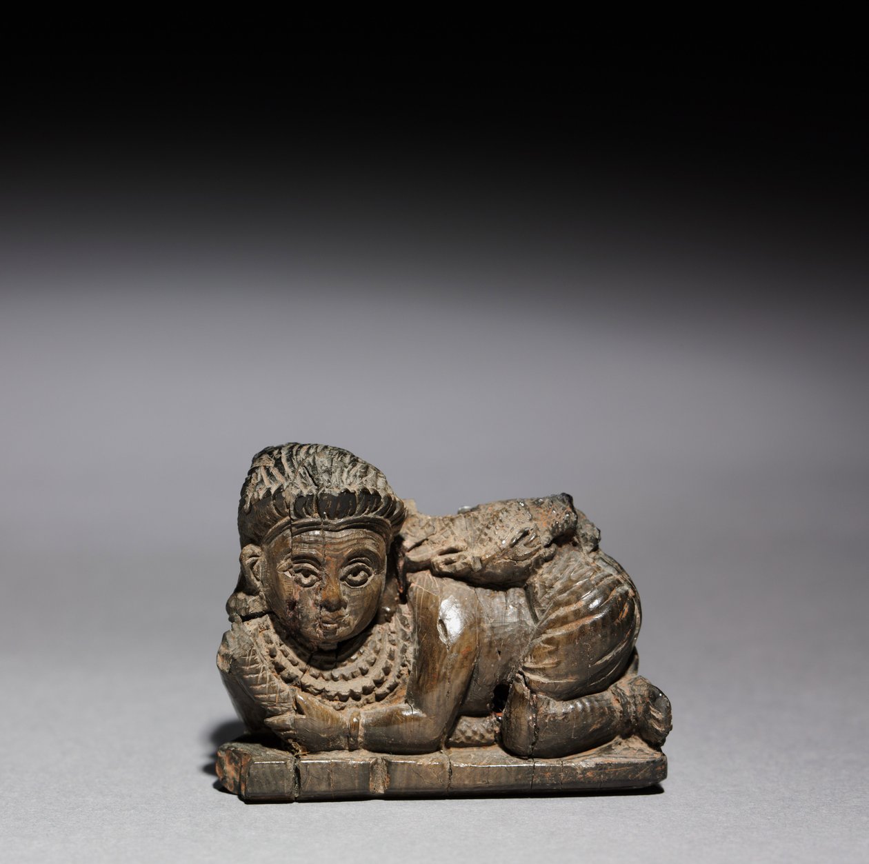 蹲下的小雕像，公元前900-800年 作者 不明