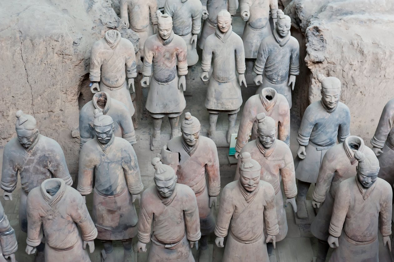 第一坑；站立的战士形象；秦始皇陵；秦始皇兵马俑；西安；中华人民共和国 作者 不明