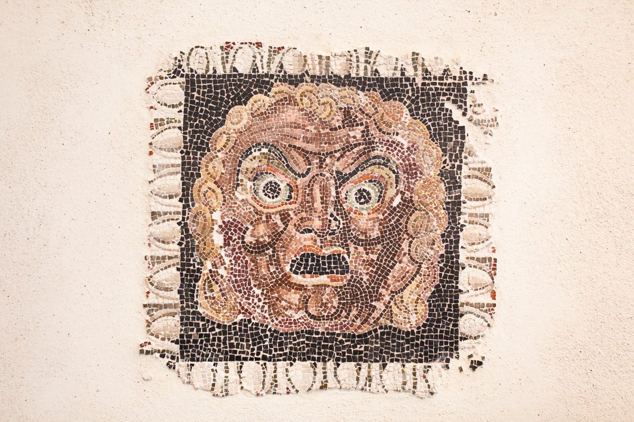 意大利罗马，罗马国家博物馆（museo nazionale romano），公元前 1 世纪描绘狄俄尼索斯面具的地板马赛克，出自罗马鲁菲内拉大道附近的一座罗马别墅。 作者 未知艺术家