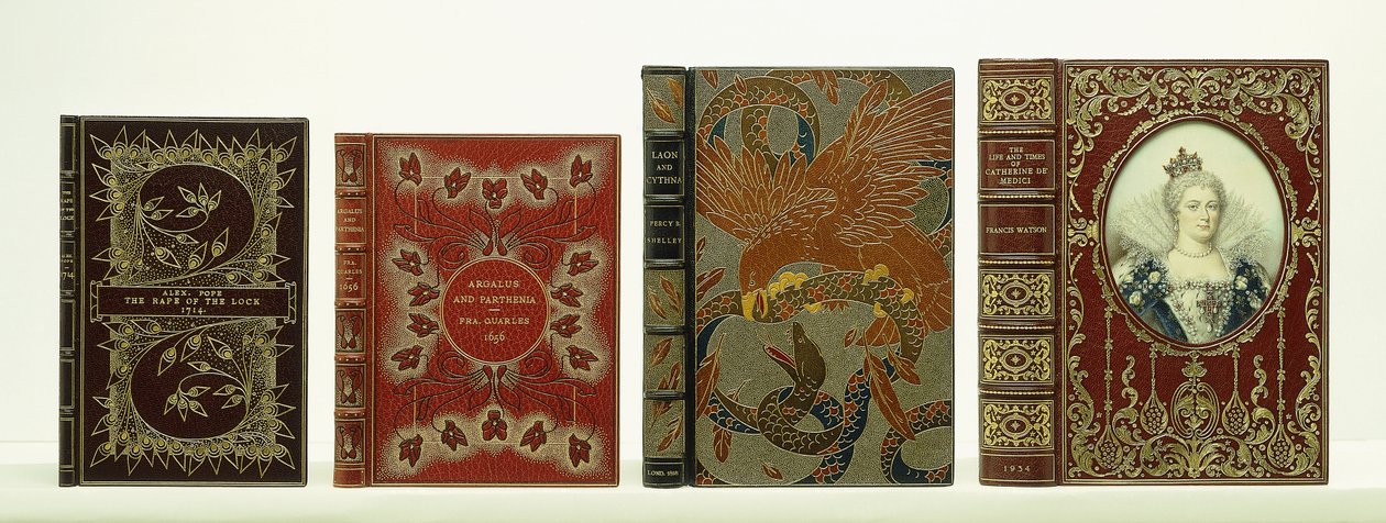 里维耶尔父子（Riviere＆Sons）具有约束力的四本书封面，包括“凯瑟琳·德·美第奇的生平和时代”， 作者 不明