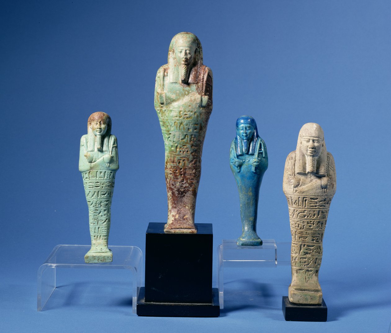 四个绿色或蓝色釉面 Shabti 人物，三个带有水平象形文字铭文，埃及，可追溯到公元前 7 世纪至公元前 3 世纪 作者 不明