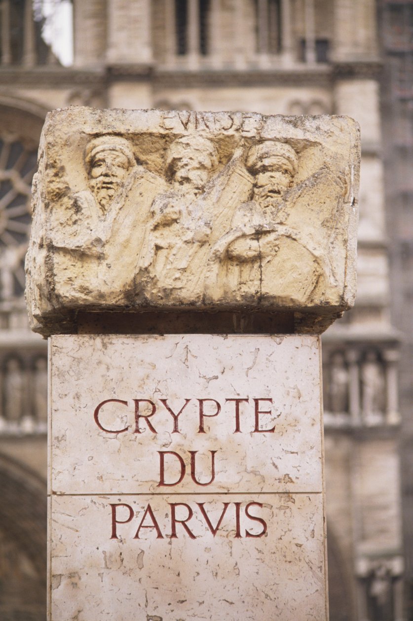 法国，巴黎，Crypte du Parvis，位于Ile de la Cite的Crypte archeologique，有铭文和雕刻的石头。 作者 不明