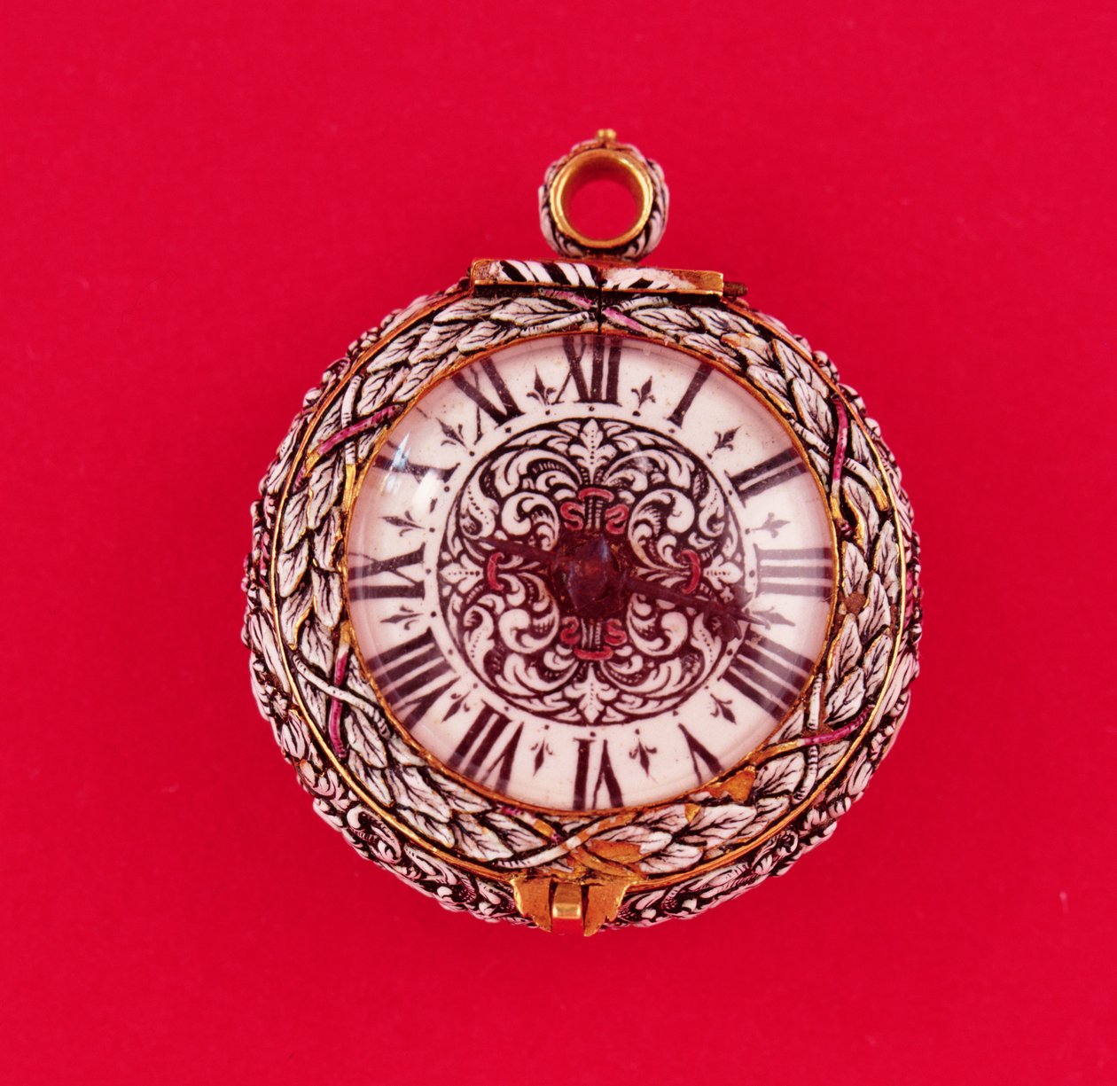 法国怀表，金质表壳，浮雕白花和叶子，带黑色标记，由Goullons制作，约1650年（另见66858）。 作者 不明