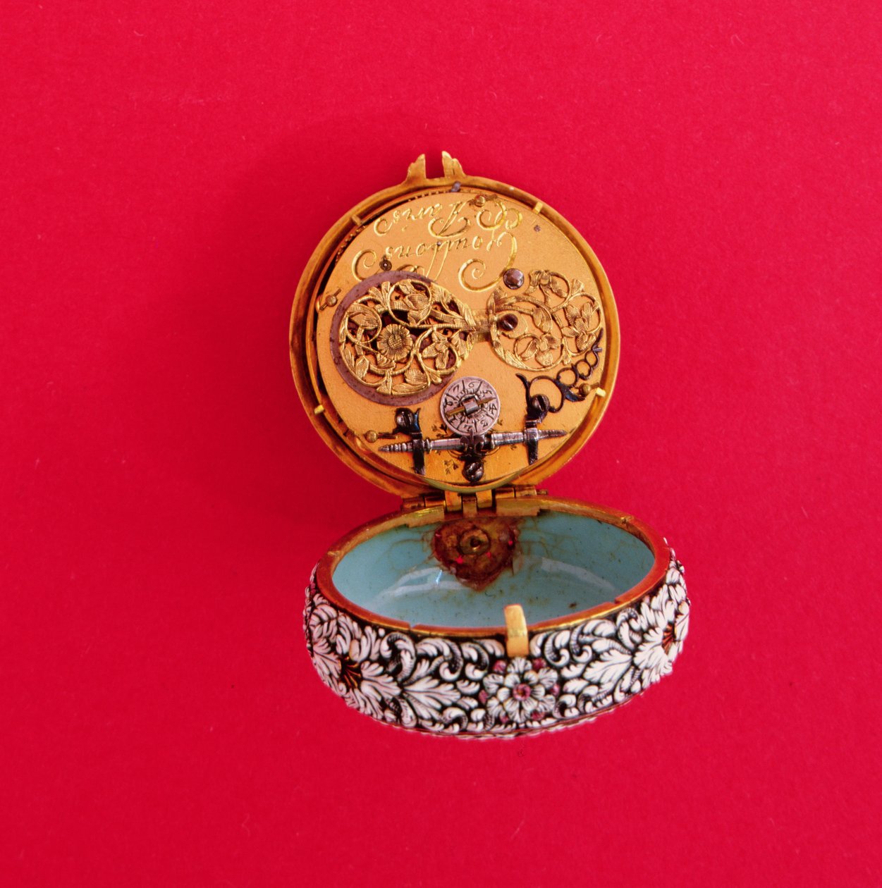 法国怀表，金质表壳，浮雕白花和叶子，带黑色标记，由Goullons制作，约1650年（显示内板，另见66857）。 作者 不明