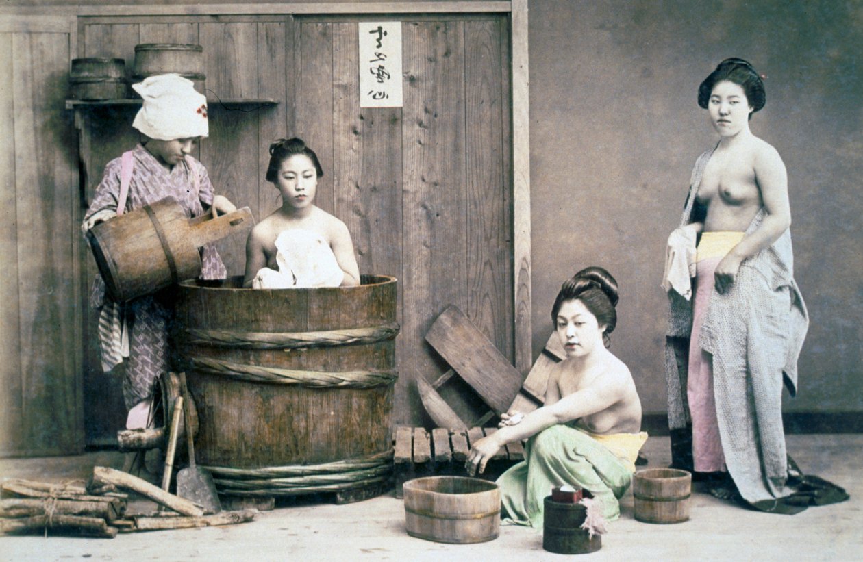 艺伎沐浴，约 1880 年代（手绘彩色照片） 作者 未知艺术家