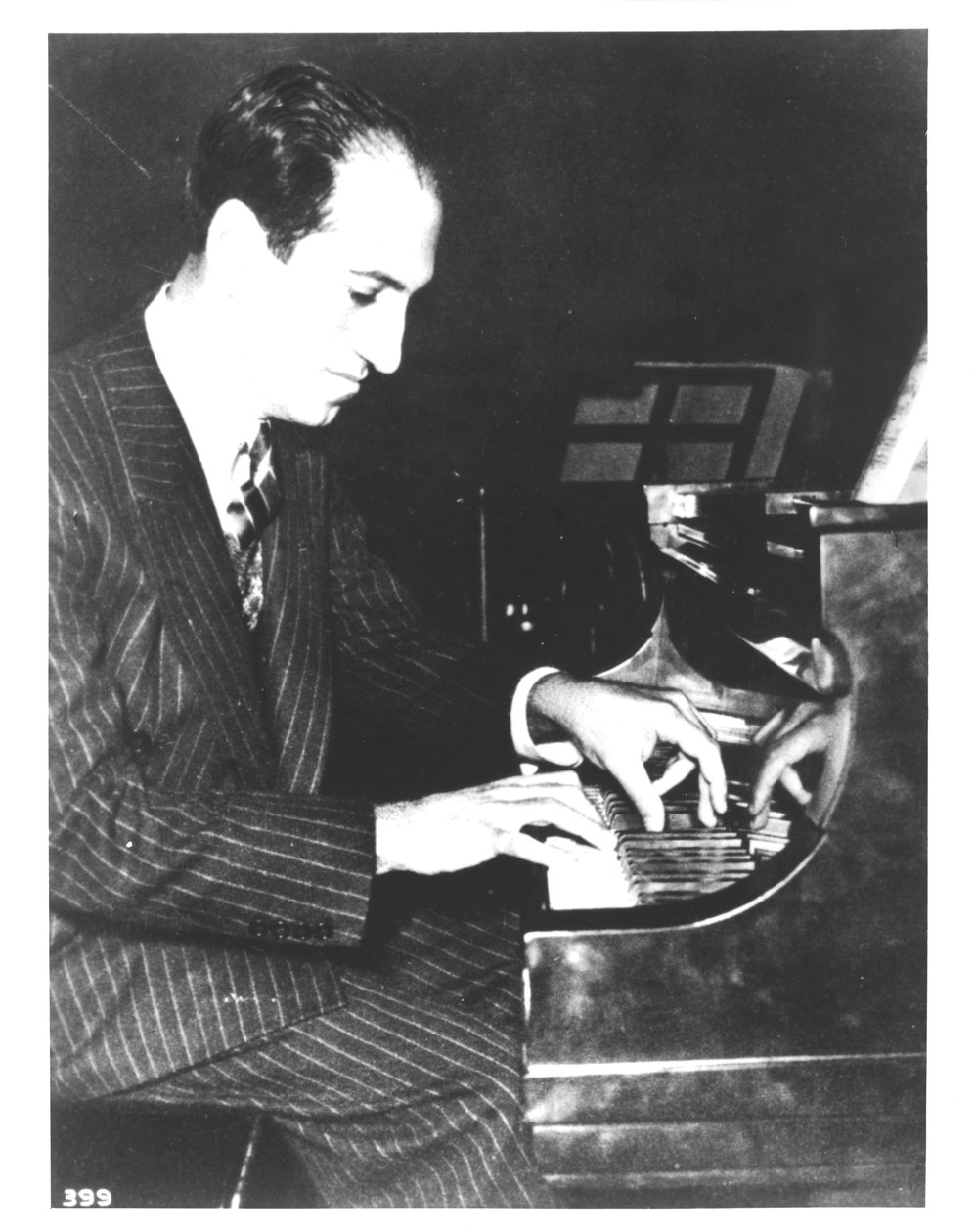 George Gershwin (1898-1937) 美国作曲家，弹奏钢琴，约 1935 年（黑白照片） 作者 不明