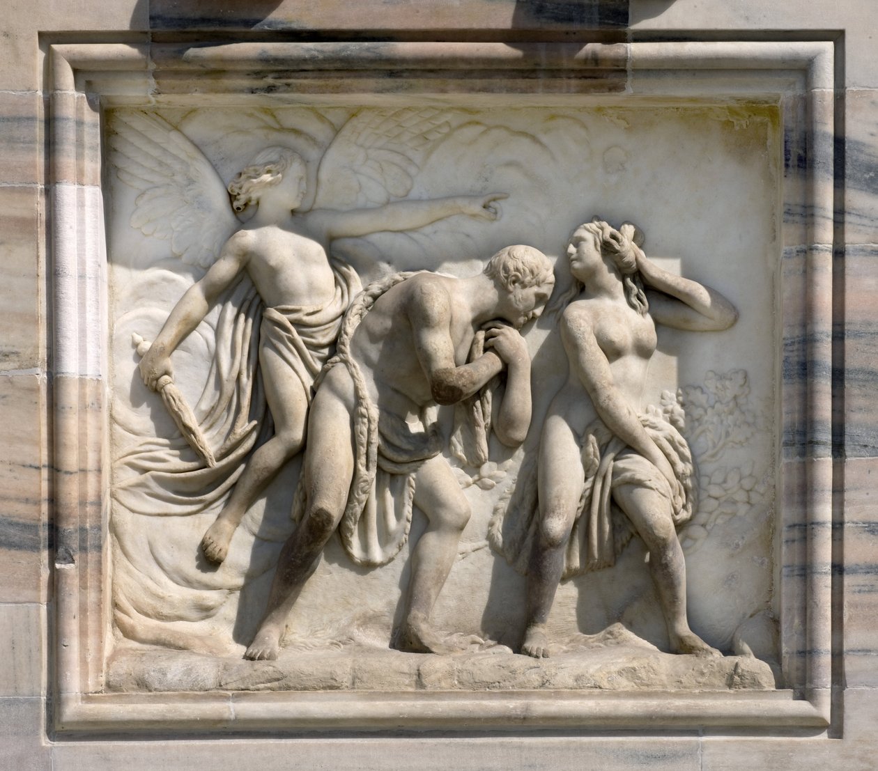 描绘亚当和夏娃的高浮雕，由Carlo Maria Giudici创作的Chasse du Paradise。1791.意大利米兰的大教堂（圆顶或大教堂）。 作者 不明