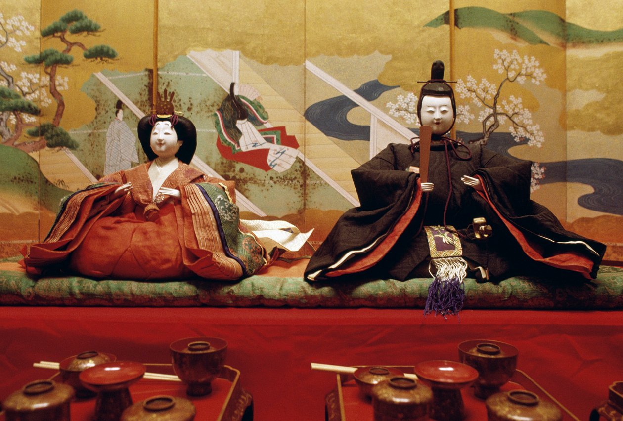 海娜娃娃，用和纸制作，传统的日本纸，穿着精致优雅的衣服，平安时期的贵族或皇室，仓敷，日本文明 作者 未知艺术家