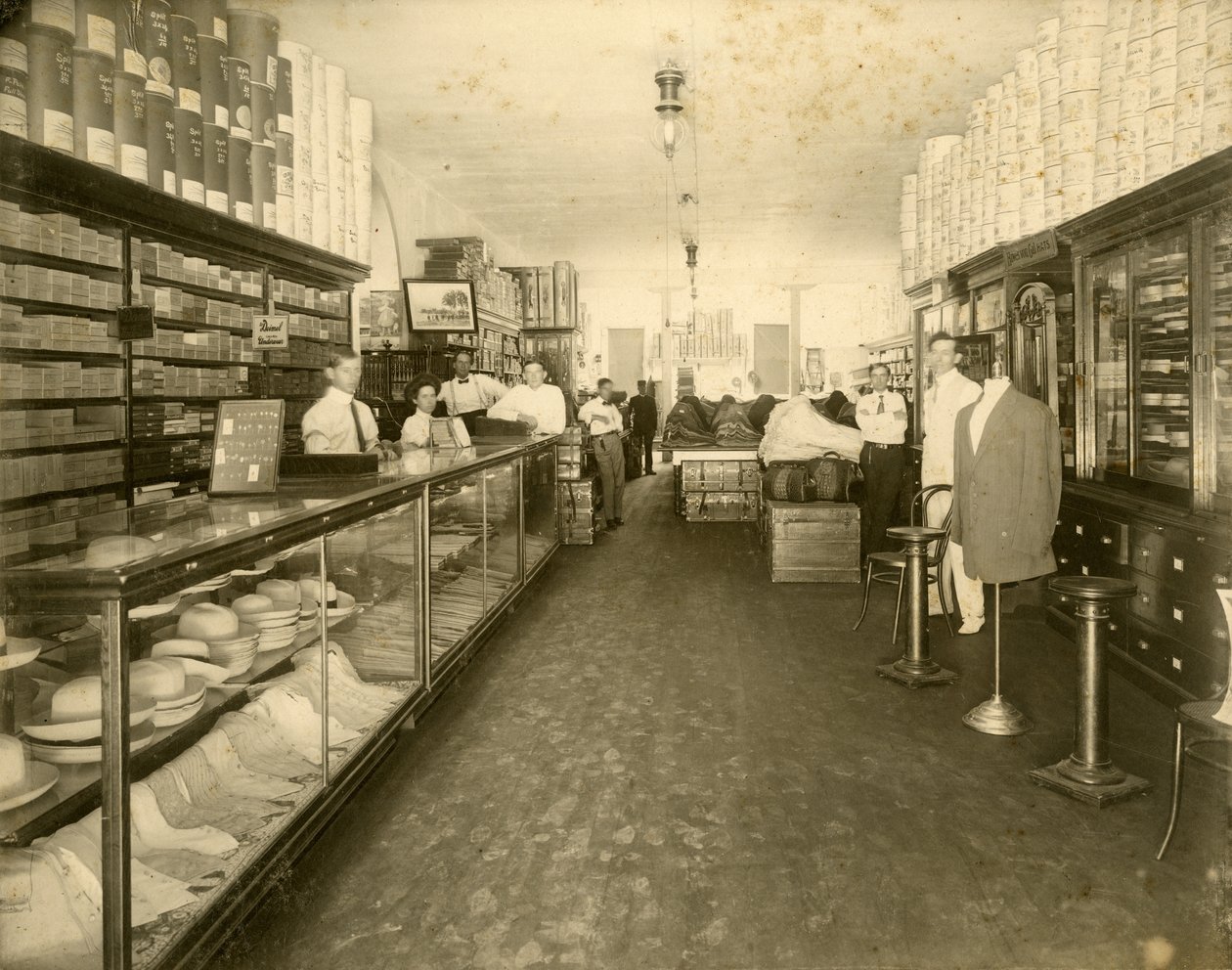 John Sewell & Co.的内部。位于第12大道304-6号（Flagler街）的鞋店，约1910年（黑白照片）。 作者 不明