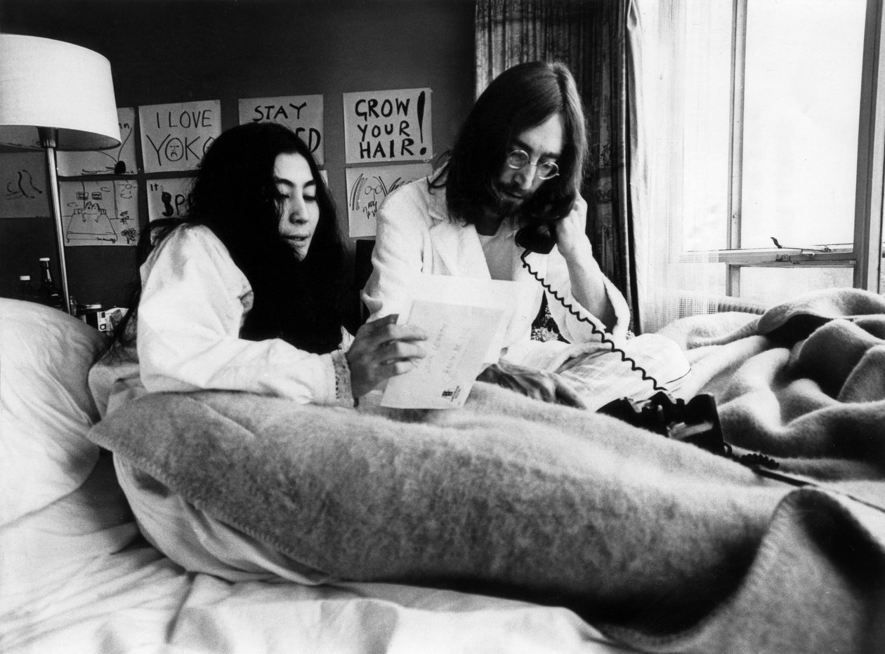 1969年3月25日，约翰-列侬和小野洋子在阿姆斯特丹的希尔顿酒店（黑白照片）。 作者 不明