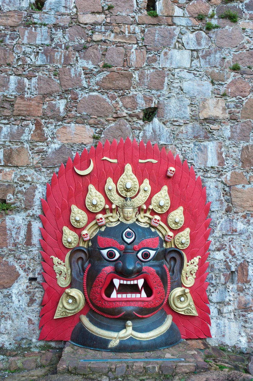 巨大的色彩鲜艳的青铜藏族面具； 恶魔; 梅斯纳山博物馆 Firmian 来自 Reinhold Messner； Schloss Sigmundskron 城堡； 博尔扎诺附近； 上阿迪杰; 特伦蒂诺-上阿迪杰； 意大利; 欧洲 作者 不明
