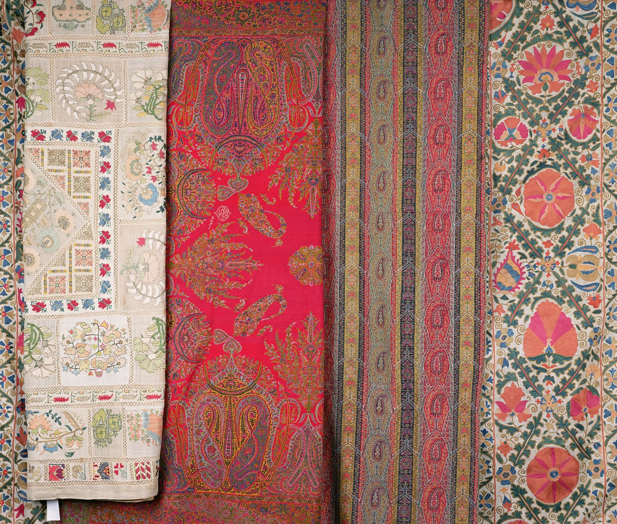 左至右：Mihrab Susani，乌兹别克斯坦，19世纪末（丝绸）；披肩，克什米尔，由Momtaz制作 作者 不明