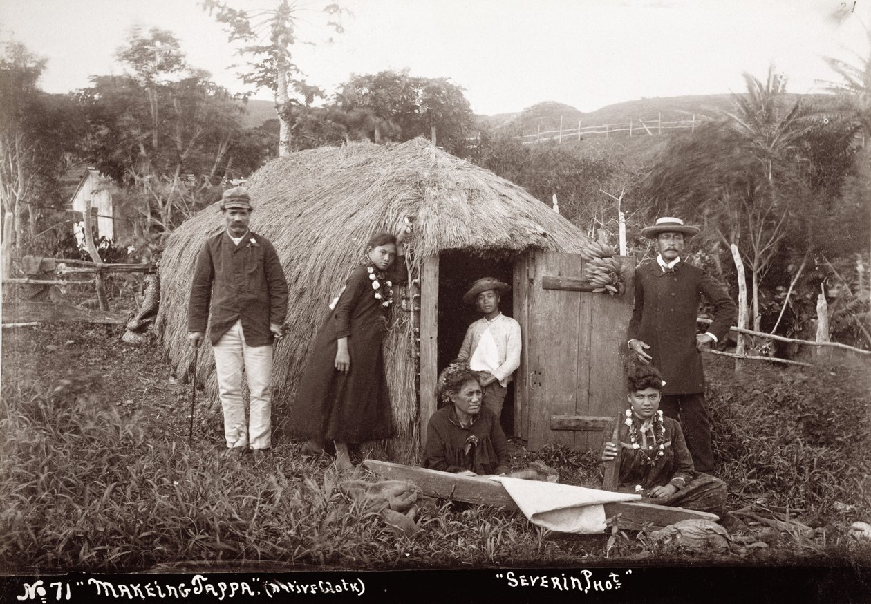 制作塔帕，一种本地布，约1875年（棕褐色照片）。 作者 不明