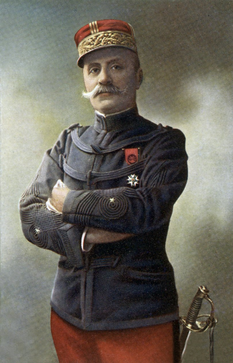 费迪南-福煦元帅（1851-1929），法军中将师长，当时在北方指挥同盟军，1918 年 3 月任法军总参谋长和同盟军总司令，1918 年获得元帅军衔，照片 b 作者 未知艺术家