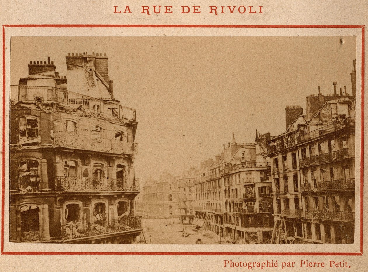 巴黎市政府（1871 年）：1871 年 5 月在巴黎里沃利街的消防建筑视图。Pierre Pepetit 的照片。 打印在纸板上，昏暗。 9x5,4 厘米 作者 不明