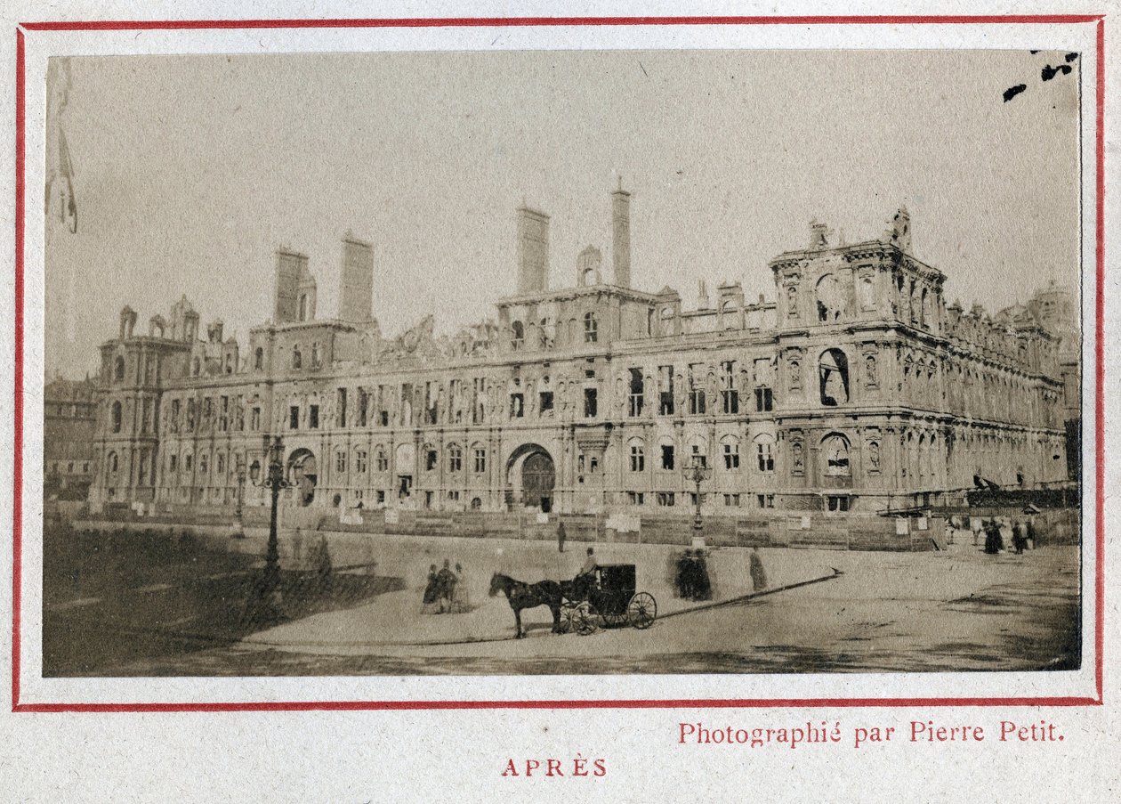 巴黎公社（1871年）：1871年5月，巴黎维尔酒店火灾后的景色。皮埃尔-佩佩蒂特的照片。印在纸板上，尺寸：9x5.4厘米。9x5,4 cm 作者 不明