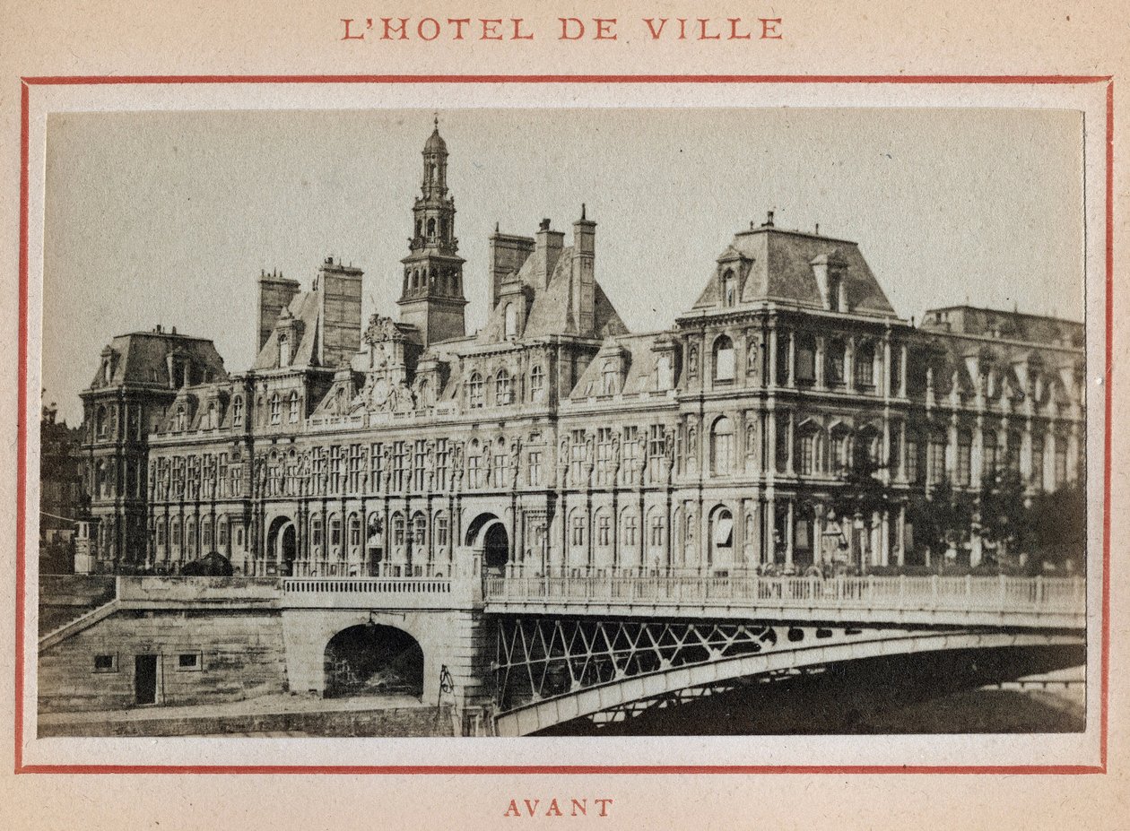 Paris Commune (1871): view of the Hotel de Ville in Paris before its fire in May 1871. Photograph of Pierre Pepetit. Print on cardboard, Dim. 9x5,4 cm 作者 不明
