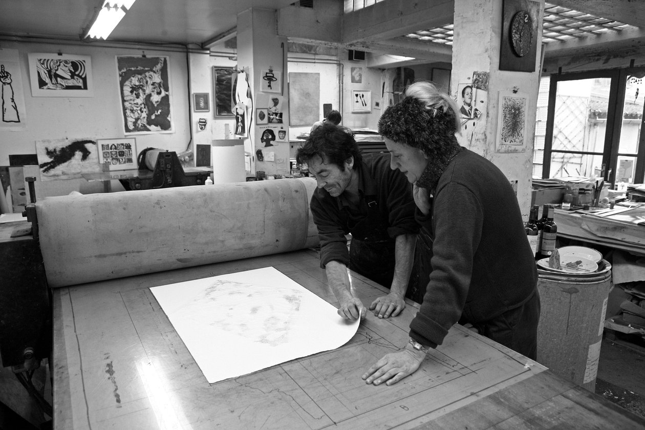 Pascal Gauvard，Pasnic 雕刻工作室的联合创始人，Annie-Paule Thorel，法国画家。 从印刷后的雕刻中发现。 2009 年在巴黎的 Pasnic 雕刻工作室。 作者 不明