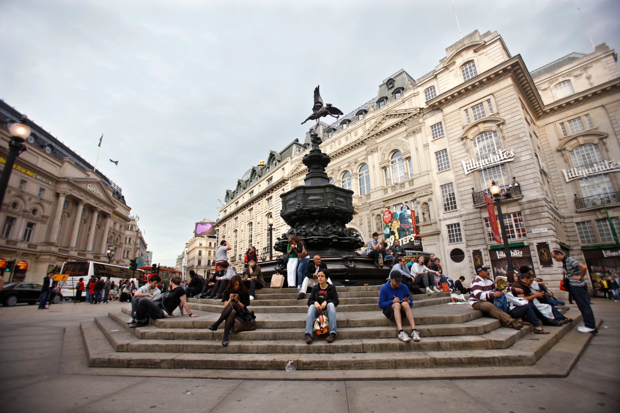 伦敦皮卡迪利广场（Piccadilly Circus）（照片）。 作者 不明