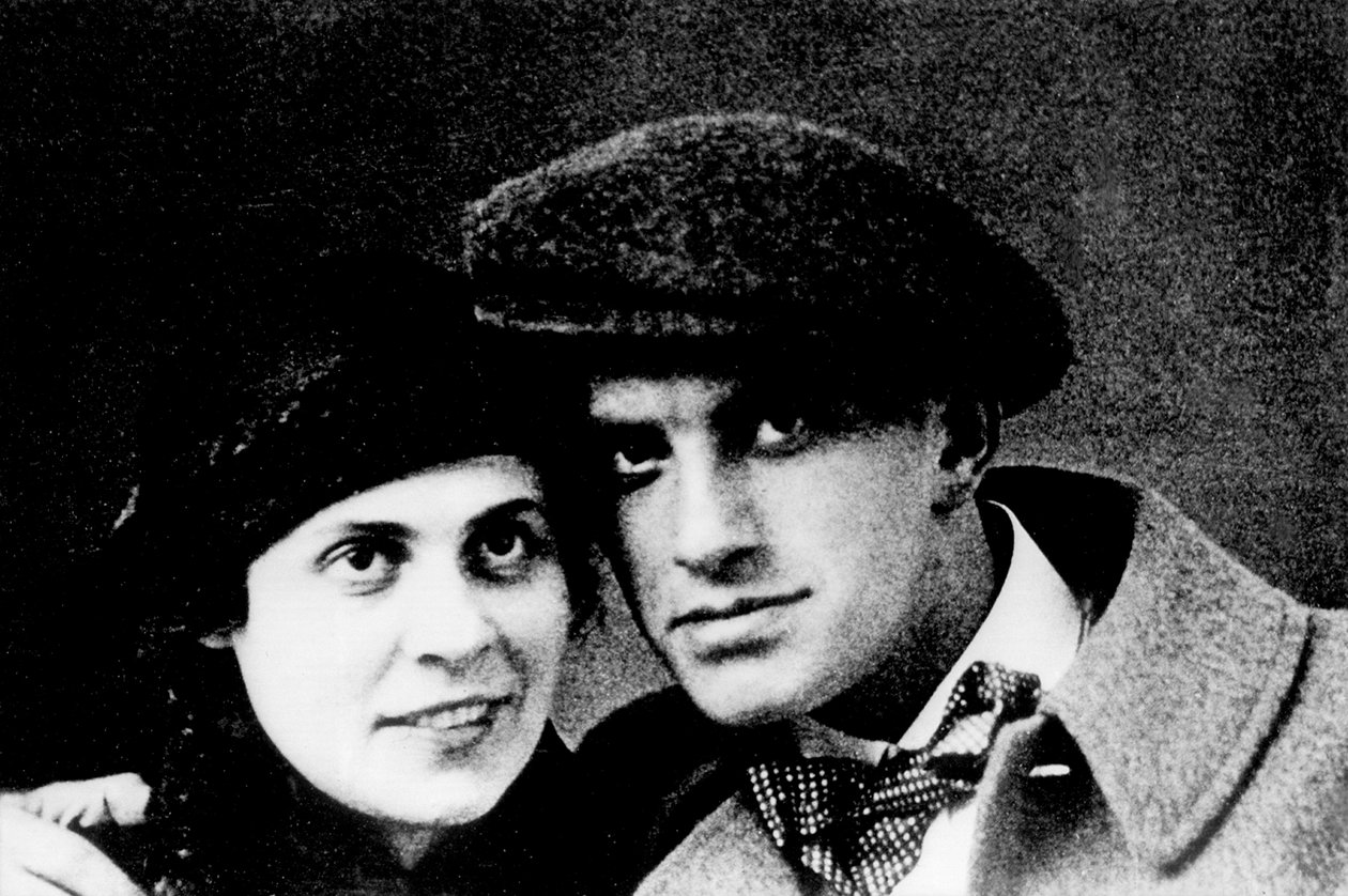 Lili Brik (1891-1978)和Vladimir Maiakovsky (Mayakovsky或Maiakovsky) (1893-1930)的肖像，约。1915年摄影 作者 不明