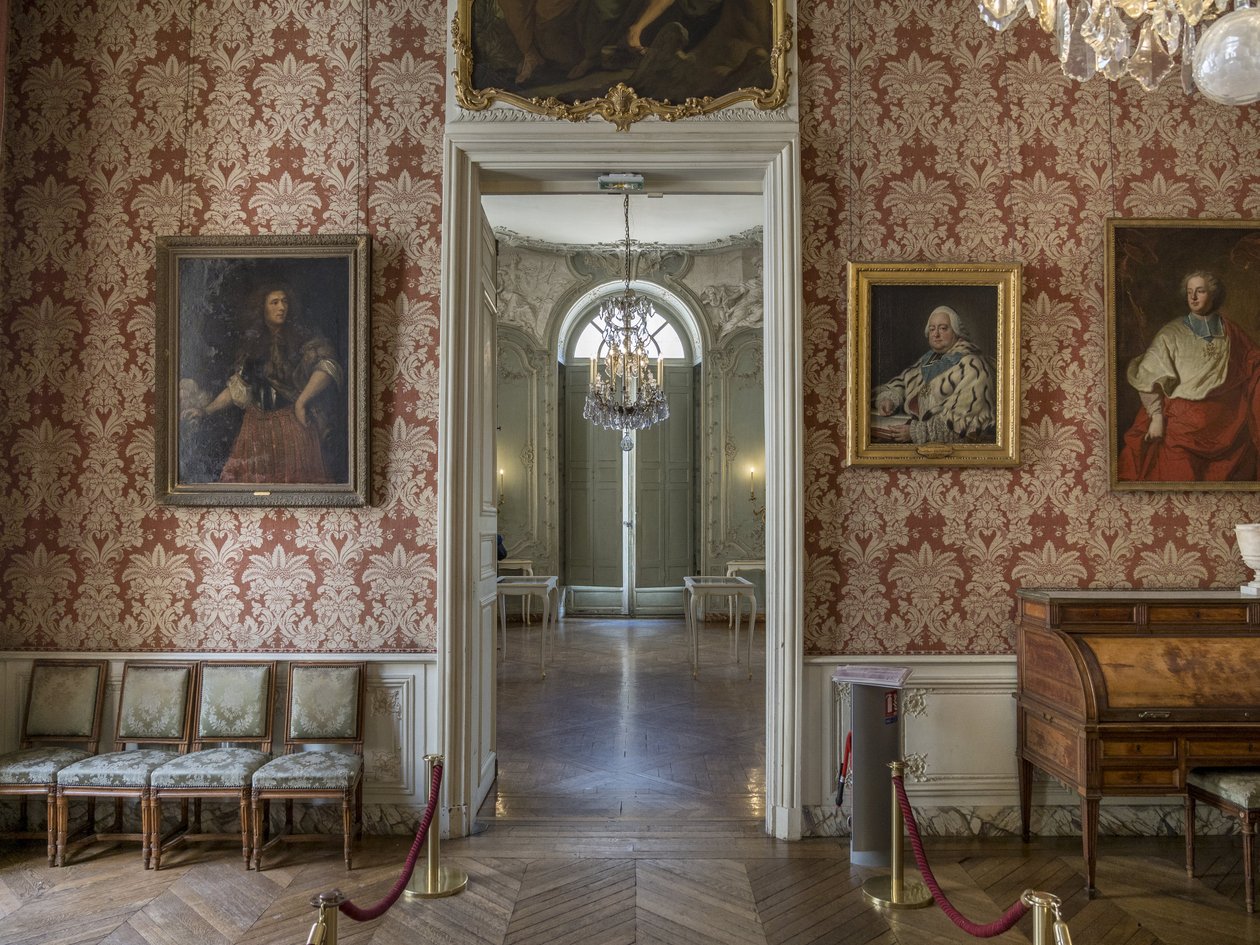包括阿尔芒-加斯东-德-罗汉（Armand Gaston de Rohan）（1674-1749）在内的男子肖像，穿着红衣主教的服装，由雅辛特-里戈（1659-1743）绘画。王子的大内阁，建筑师热尔曼-博夫朗（1667-1754）。巴黎苏比兹酒店 作者 不明