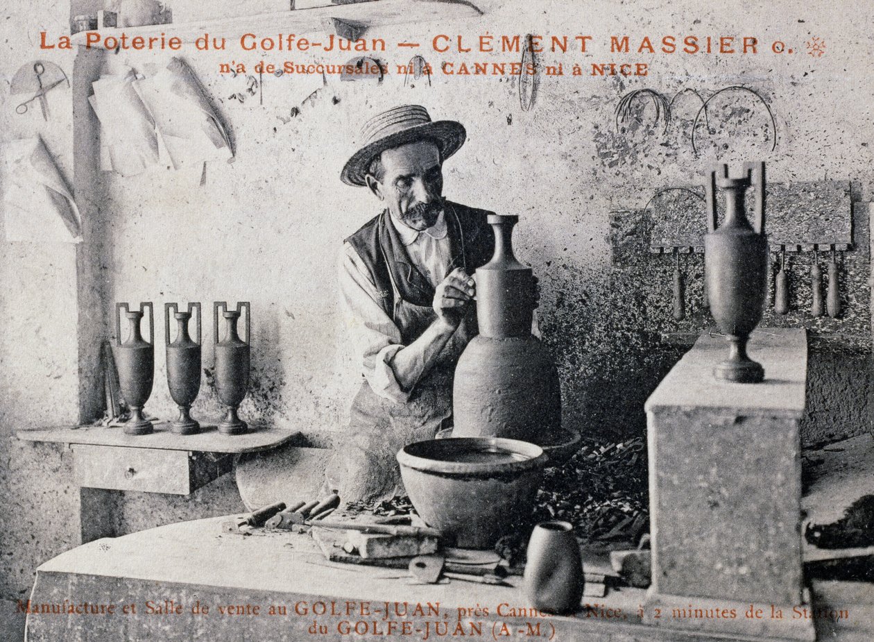 明信片上的Clement Massier（1844-1917），Poterie de Golf-Juan的陶艺大师在其工作室工作，法国，20世纪 作者 未知艺术家