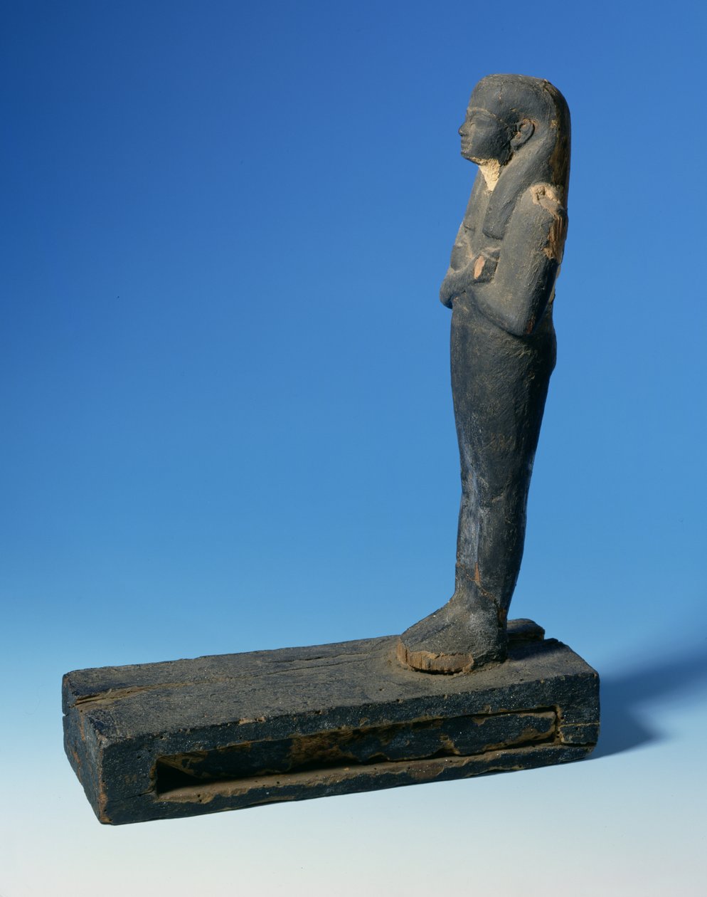 Ptah-Sokar-Osiris 雕像，带有三方假发，双臂交叉放在矩形底座上，隔间内有一段纸莎草（见 83304），埃及，第 21-22 王朝，公元前 900 年（木头）（详情见 83306） 作者 不明