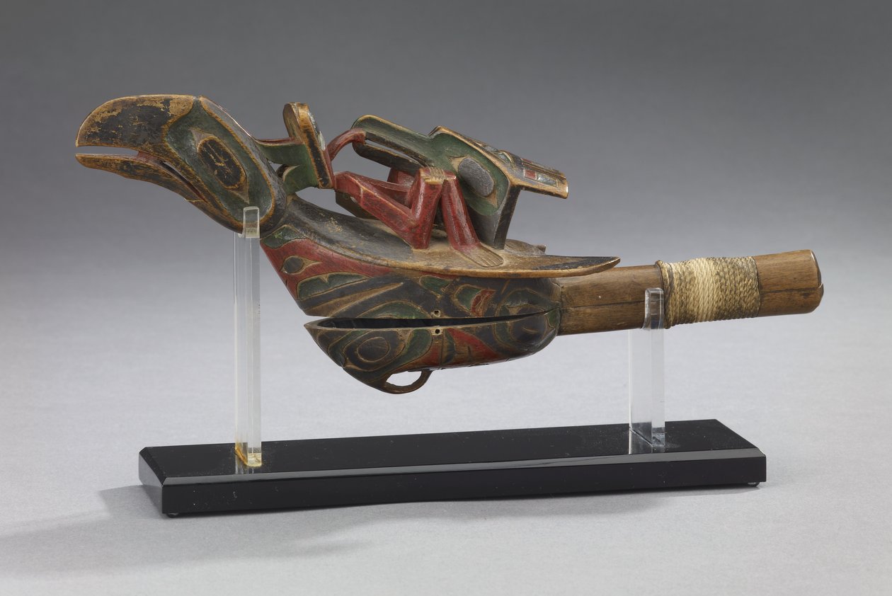 Raven Rattle，19 世纪后期（带绳子的彩色木头） 作者 不明