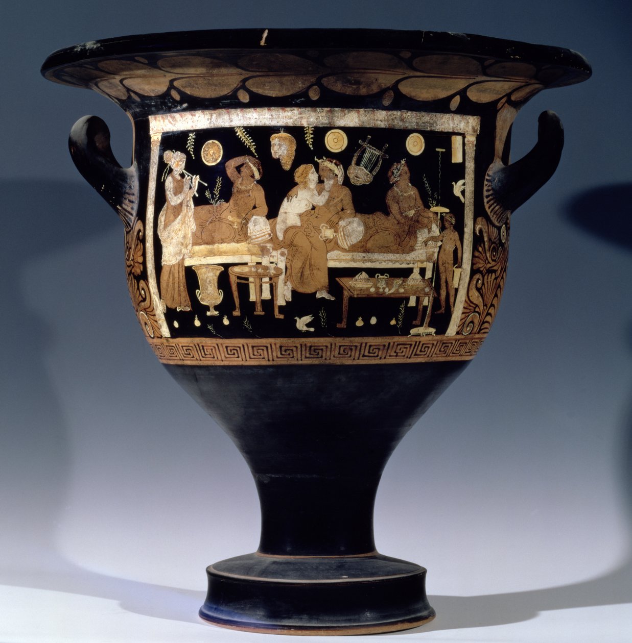 描绘宴会场景的红人 bell krater 作者 不明