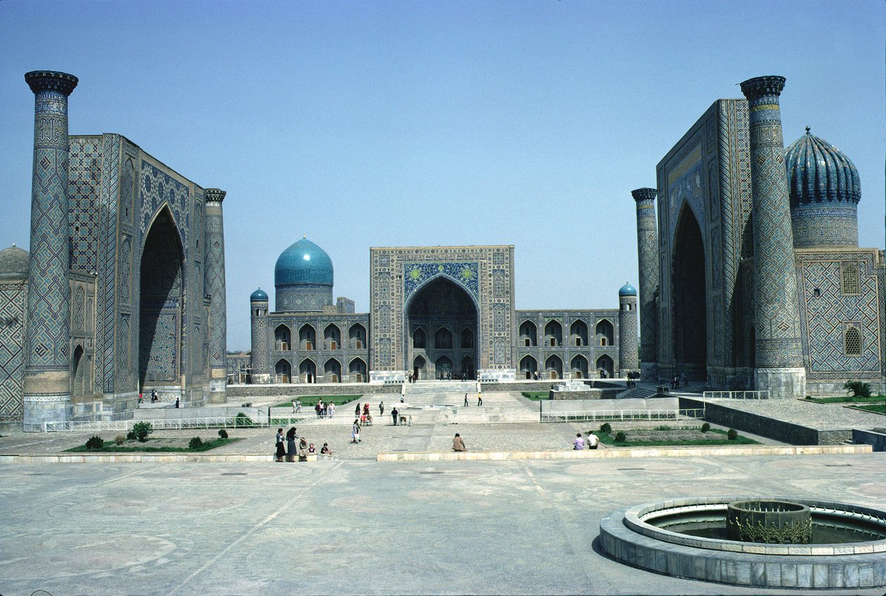 Registan，与三所回教学院（madrasahs）（照片） 作者 不明