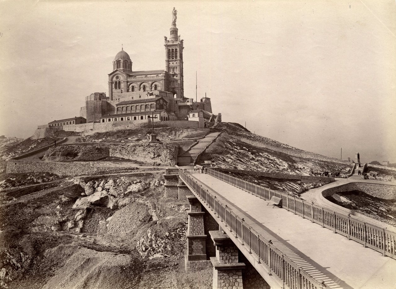 宗教建筑：加尔德圣母大教堂（Notre-Dame-de-la-Garde）的外景，也被称为 "好母亲"（1853-1864），按照建筑师亨利-埃斯佩兰迪厄（1829-1874）的计划建造。马赛，罗纳河口区（13），中心区 作者 未知艺术家