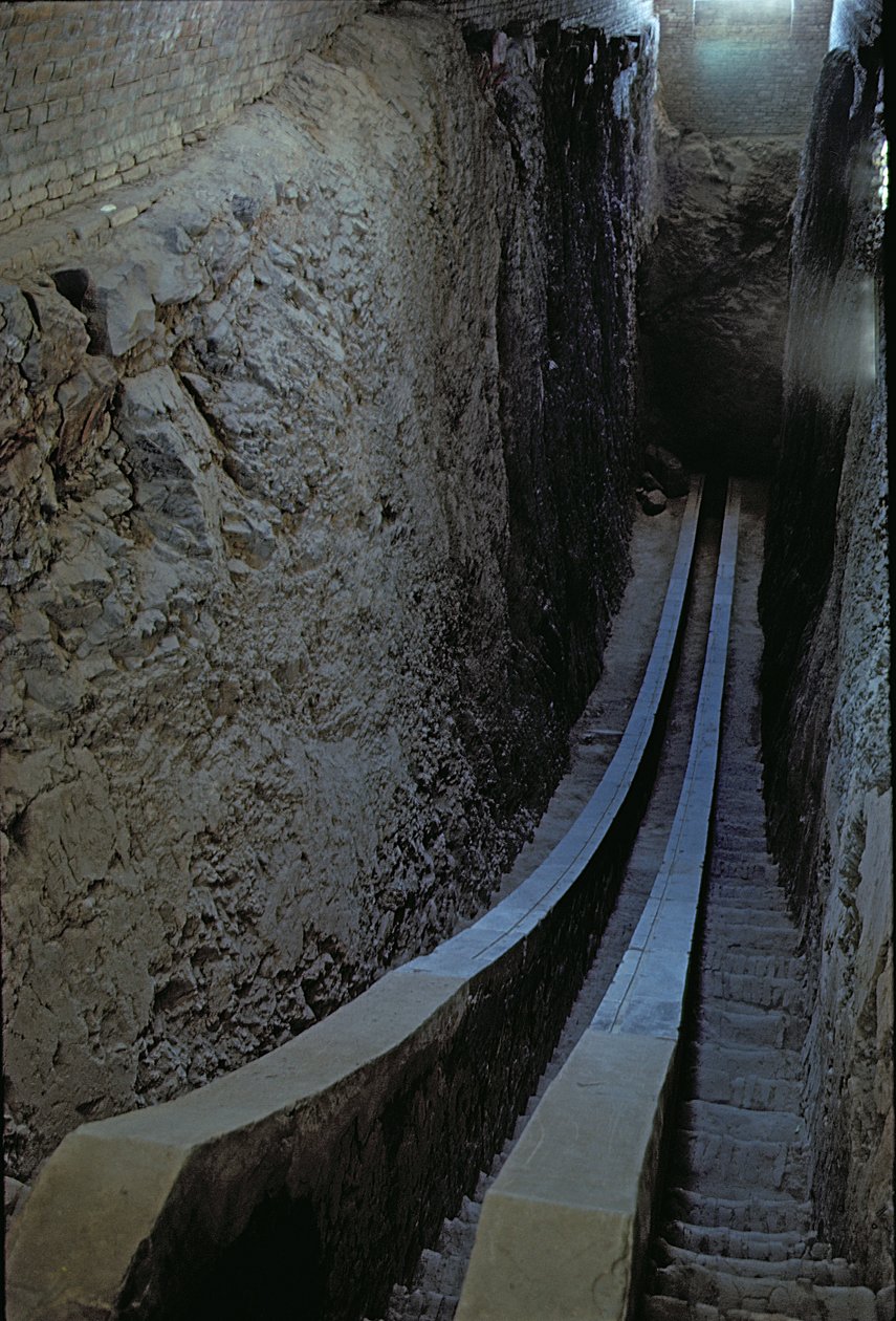 Ulugh Beg 天文台的六分仪遗迹，帖木儿时代，建于 1420 年（照片） 作者 不明