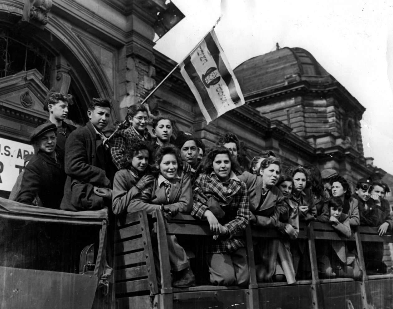 第二次（第二次）世界大战（1939-1945） - 第二次世界大战（WWII 或 WW2）：1946 年开始的德国：从死亡集中营中幸存下来的 450 名犹太儿童和青少年中的一部分被运送到马赛到达巴勒斯坦。 作者 不明