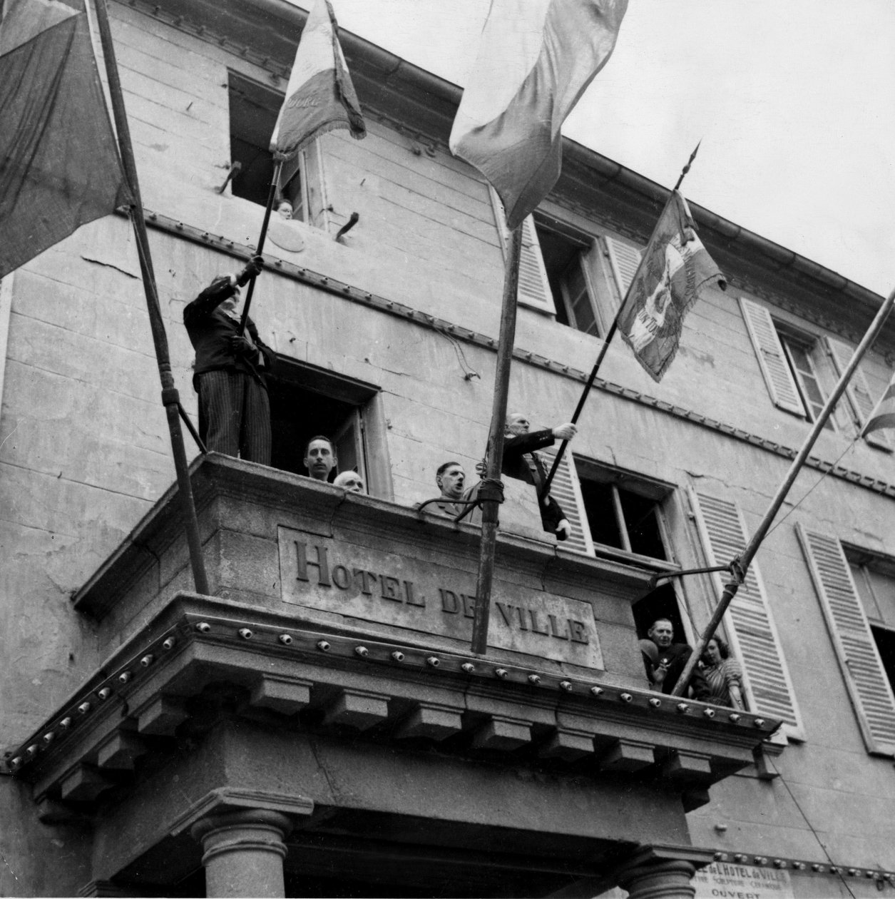第二次世界大战（1939-1945） - 第二次世界大战（WWII 或 WW2）：法国瑟堡（曼什）1944 年 8 月 20 日：在他访问期间，戴高乐将军（国家解放委员会主席）在酒店的阳台上发表讲话 Ville aux Cherbourgeois。 作者 不明