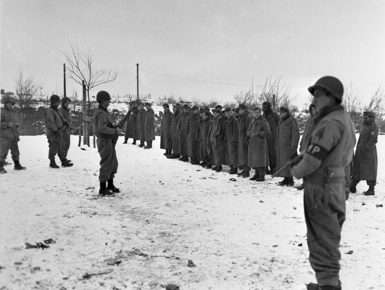 第二次世界大战 (1939-1945) - 第二次世界大战 (WWII or WW2): 巴斯托涅附近 (比利时) 1944 年 12 月 28 日：德军被第 6 军俘虏 作者 不明