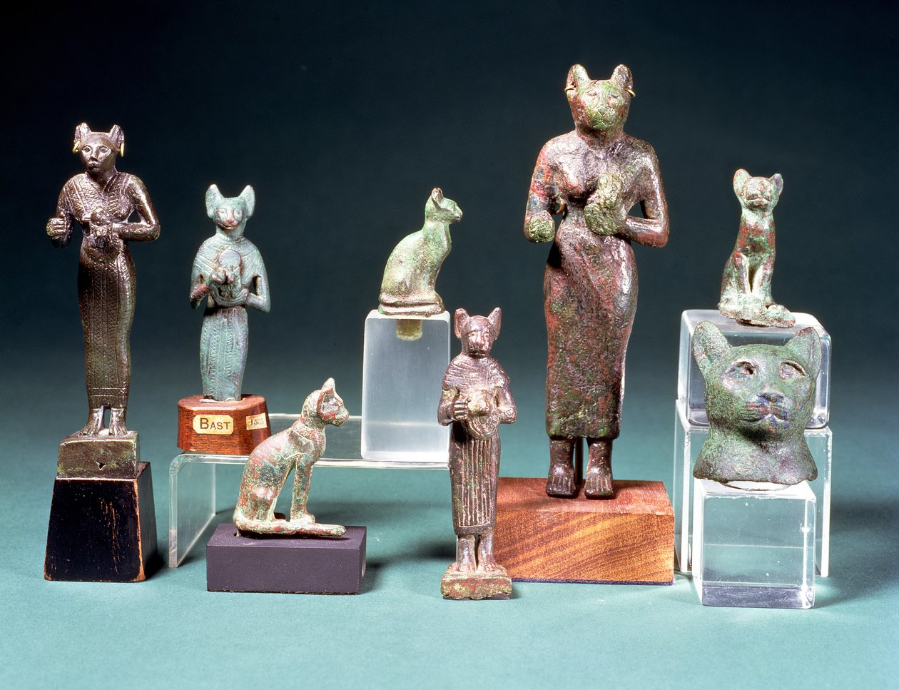 几尊猫女神巴斯特小雕像和代表同一女神的猫雕像，埃及，晚期，公元前 664-300 年（青铜） 作者 不明