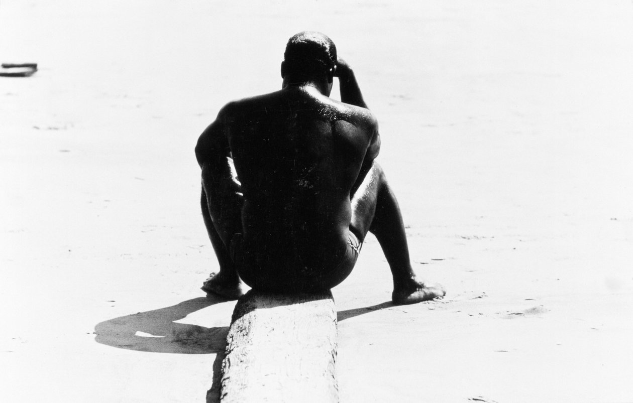 科尼岛赤裸上身的坐着男子，无题 32，c.1953-64（黑白照片） 作者 未知艺术家